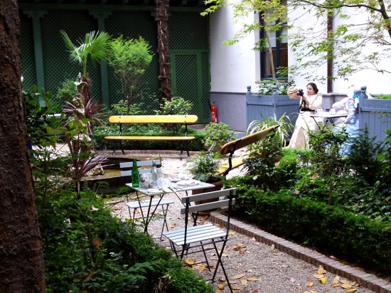 Damas tomando daguerrotipos en el Café del Jardín