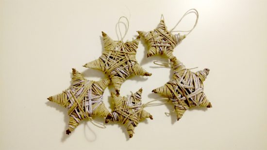 Estrellas de cuerda DIY y cartón reciclado y árbol de Navidad minimal.